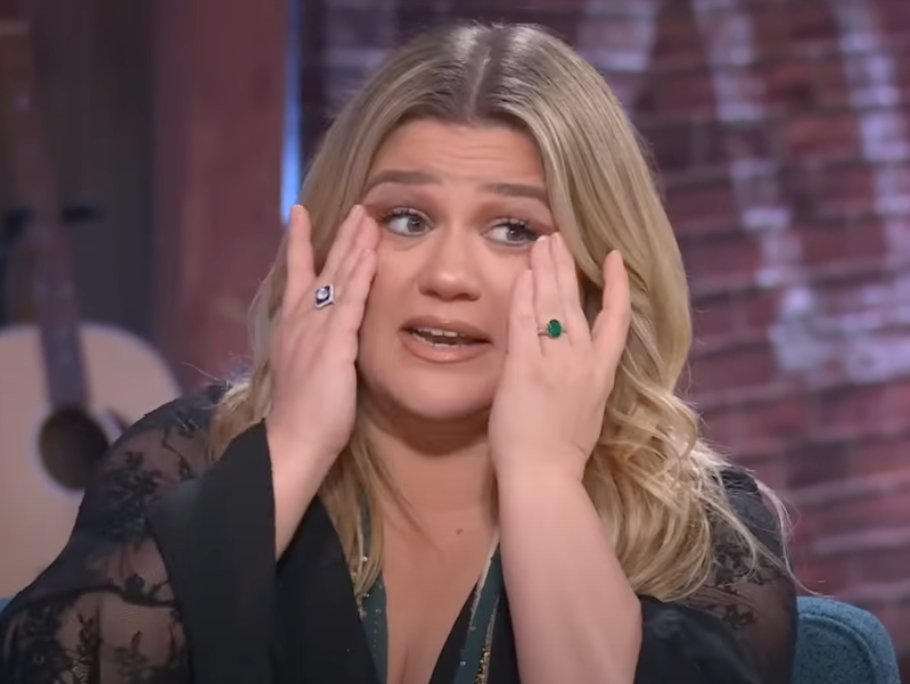 Kelly Clarkson tears up to Henry Winklers advice after revealing her daughter was bullied for her dyslexia The Independent image