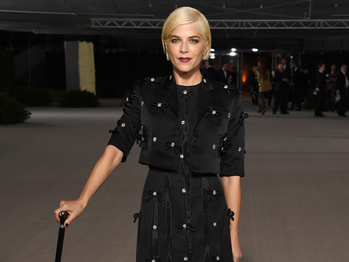 Selma Blair reveals doctor urged her to keep MS diagnosis secret 