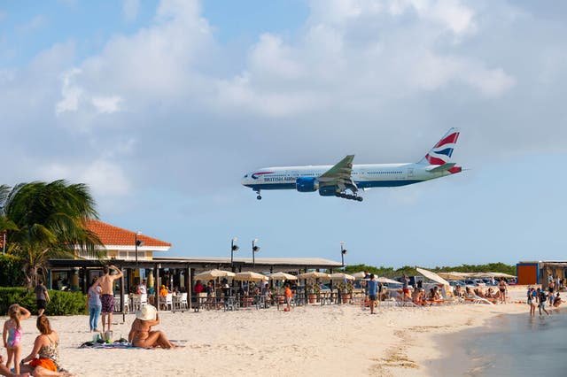 <p>Beach break: British Airways Boeing 777 touching down on the Caribbean island of Aruba</p>