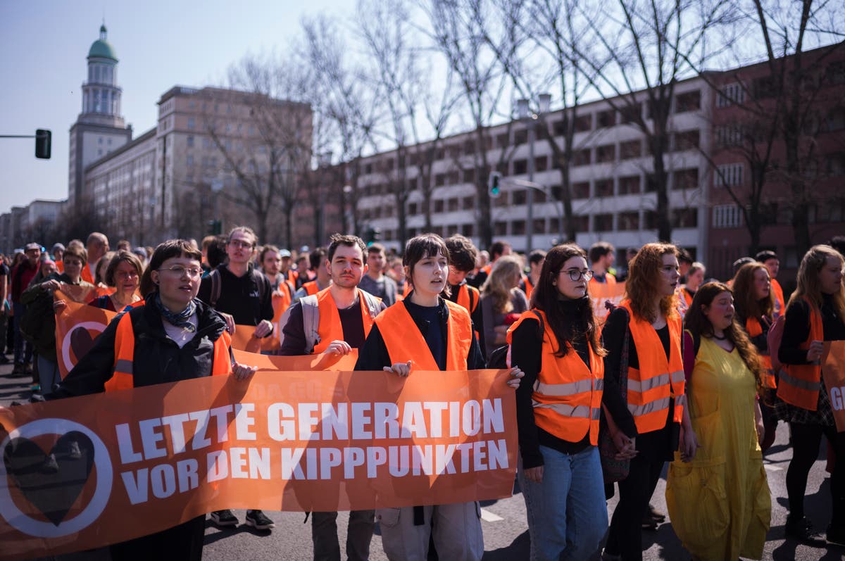 Klimaaktivisten inszenieren einen langsamen Marsch durch die deutsche Hauptstadt