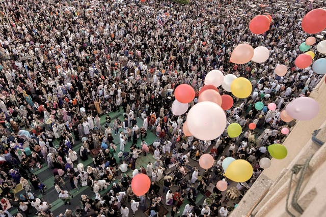 <p>Balloons are distributed for free after prayers outside al-Seddik mosque in Cairo, Egypt</p>