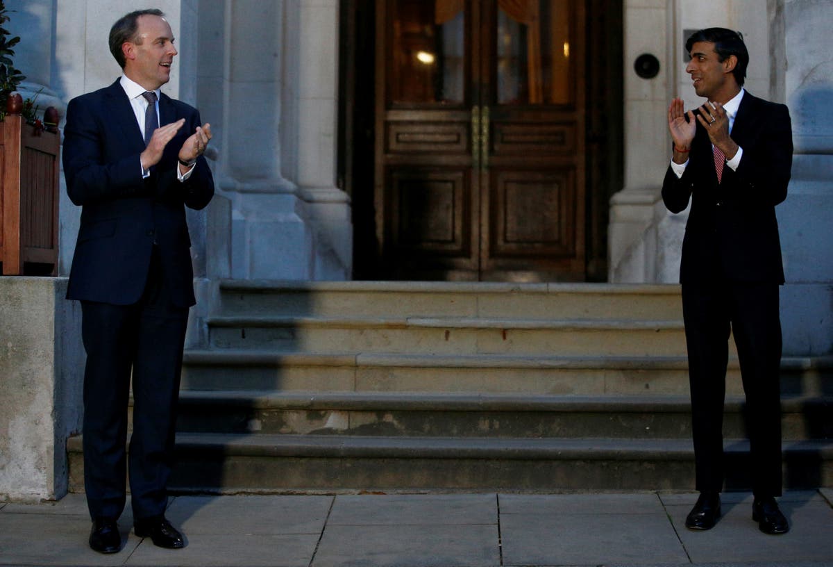 Intinya: Pengunduran diri Dominic Raab sedikit meningkatkan peluang Rishi Sunak dalam pemilu