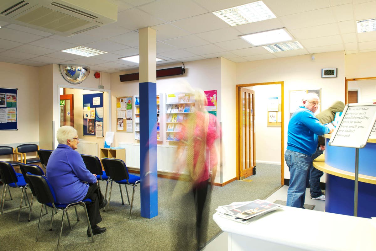 Orang-orang menunda menghubungi dokter mereka ‘karena takut menunggu lama’