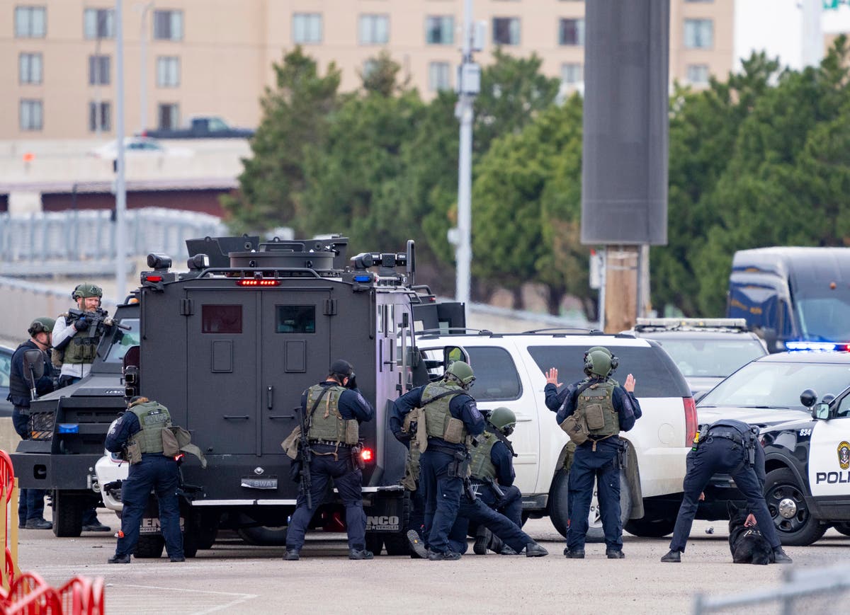 Man with shotgun arrested after two-hour standoff with police in Mall ...