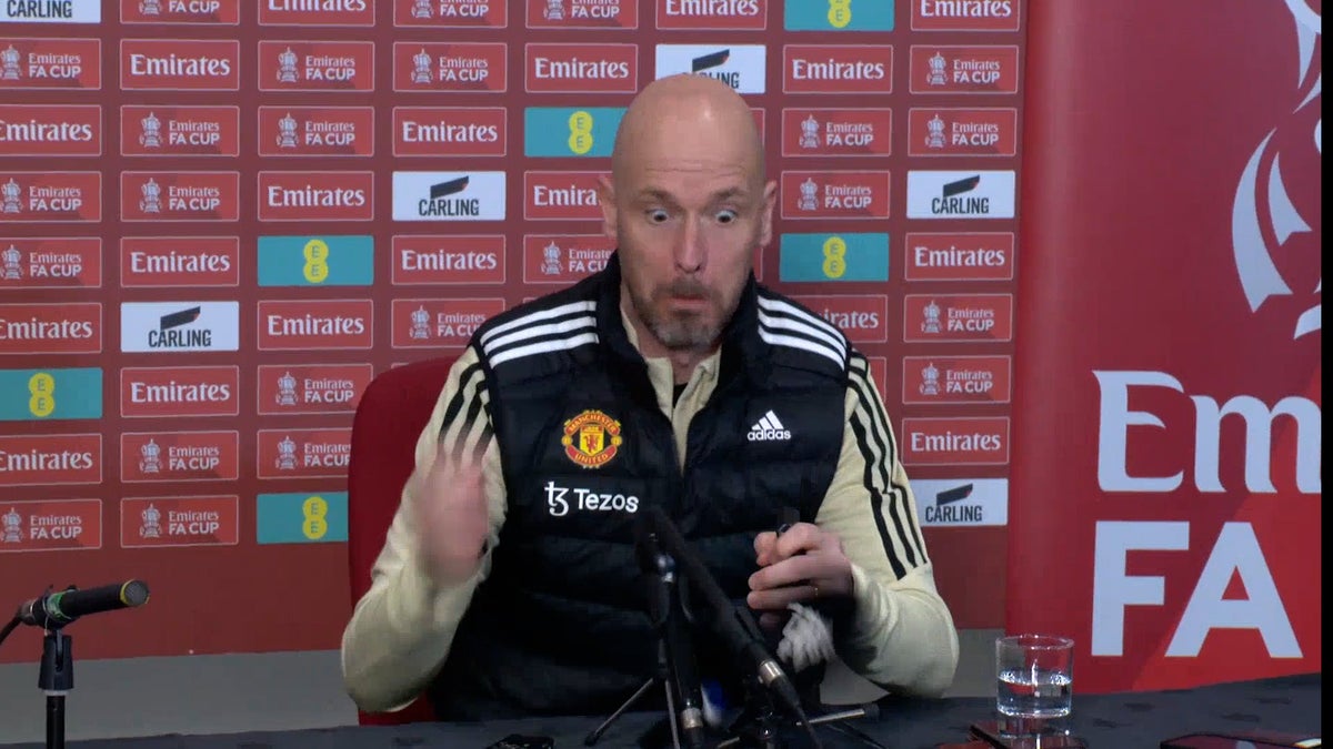 Erik ten Hag inadvertently drops microphone during FA Cup press conference