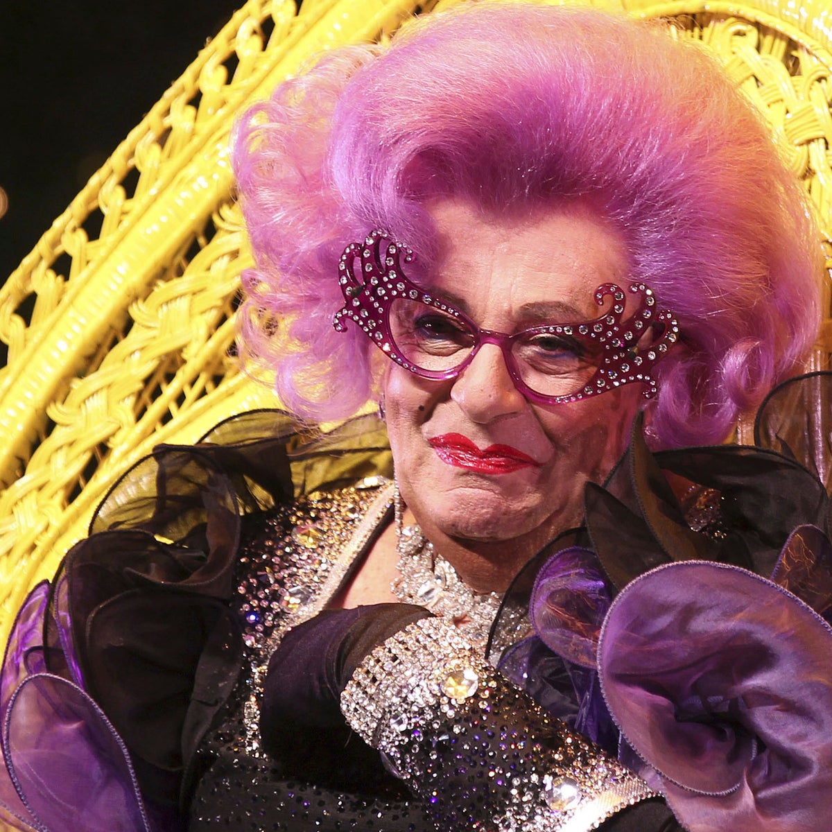 horizon hefboom zuigen Barry Humphries: Outrageous comedian and creator of Dame Edna | The  Independent