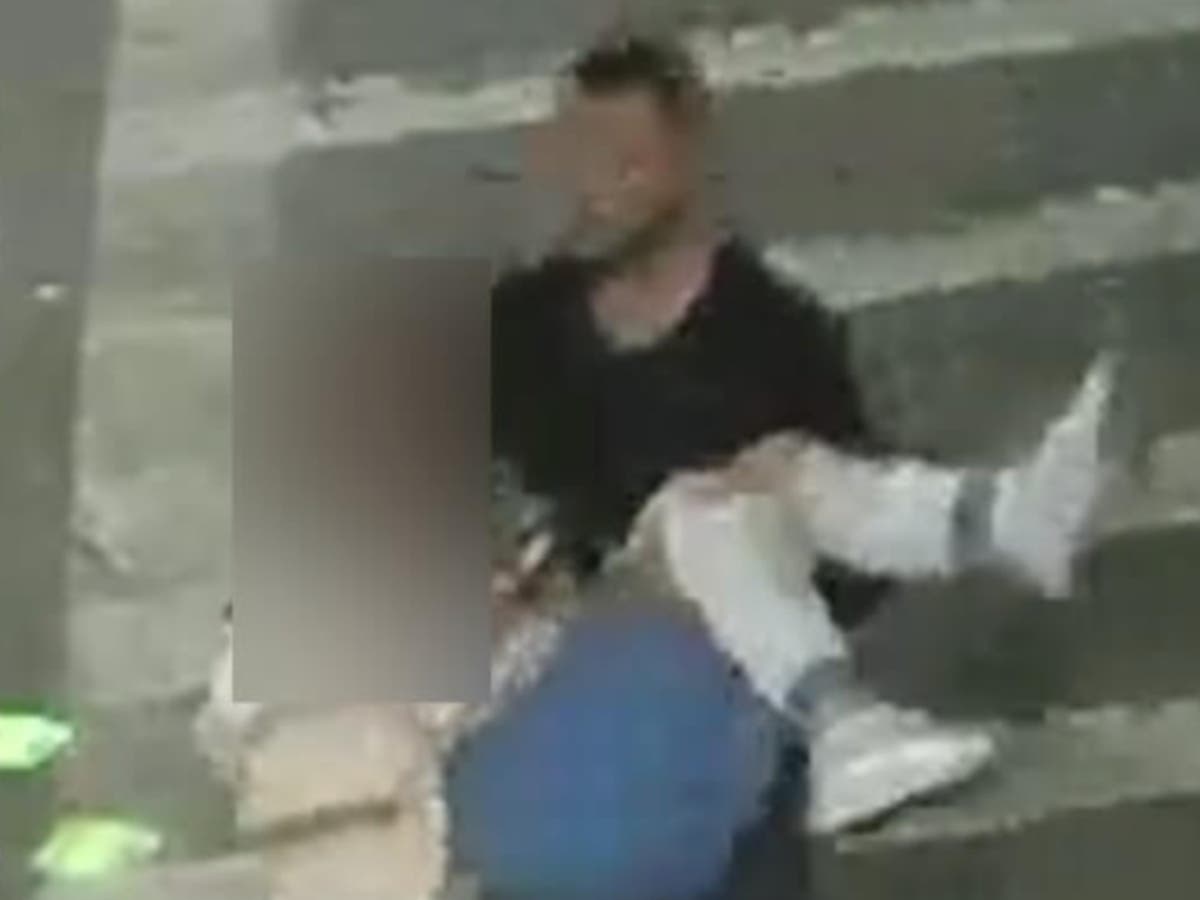 Das Video zeigt eine Frau, die auf der Brooklyn Street entführt wurde, als die verzweifelte Suche begann