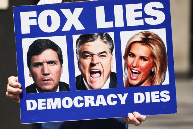 <p>Tucker Carlson, junto con Sean Hannity y Laura Ingraham, era uno de los presentadores de opinión estrella de Fox</p>