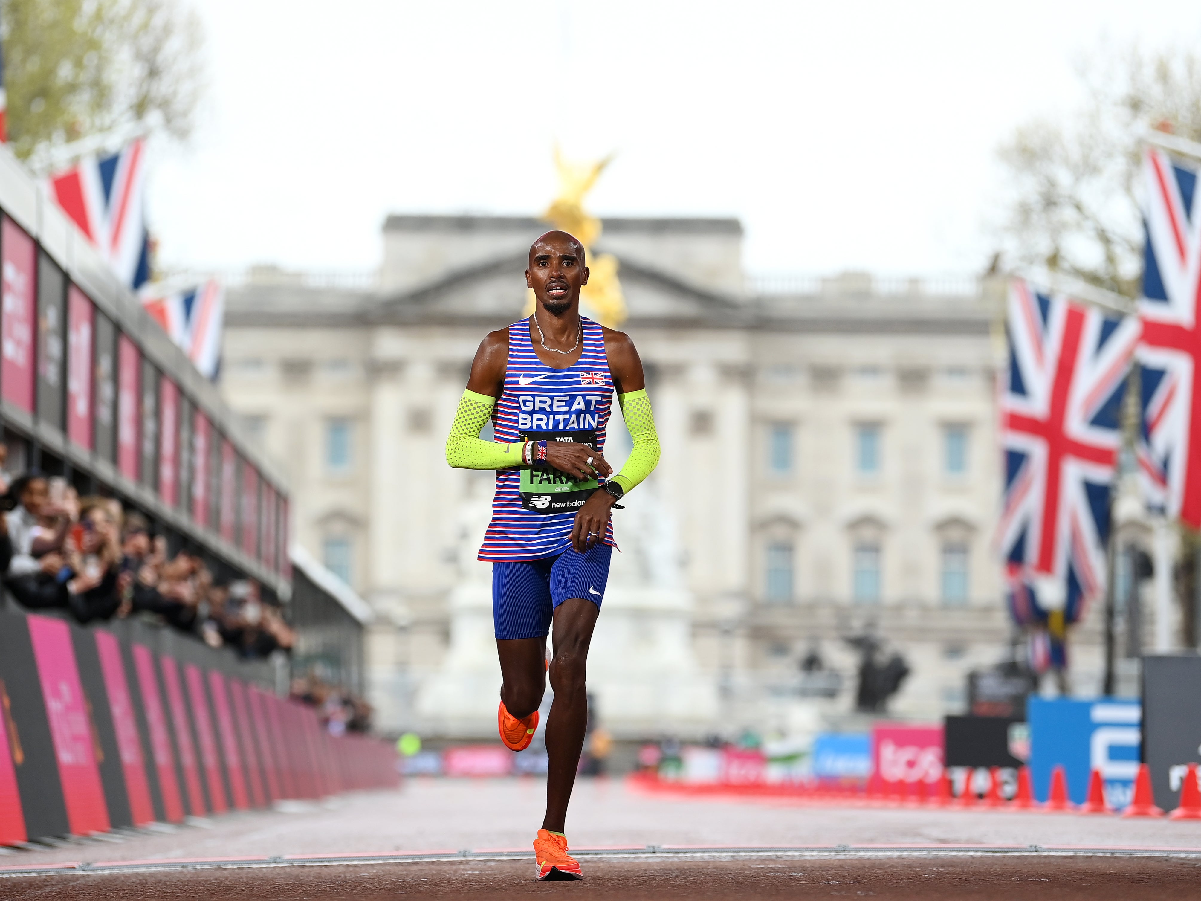 Farah crosses the line in London for the final time