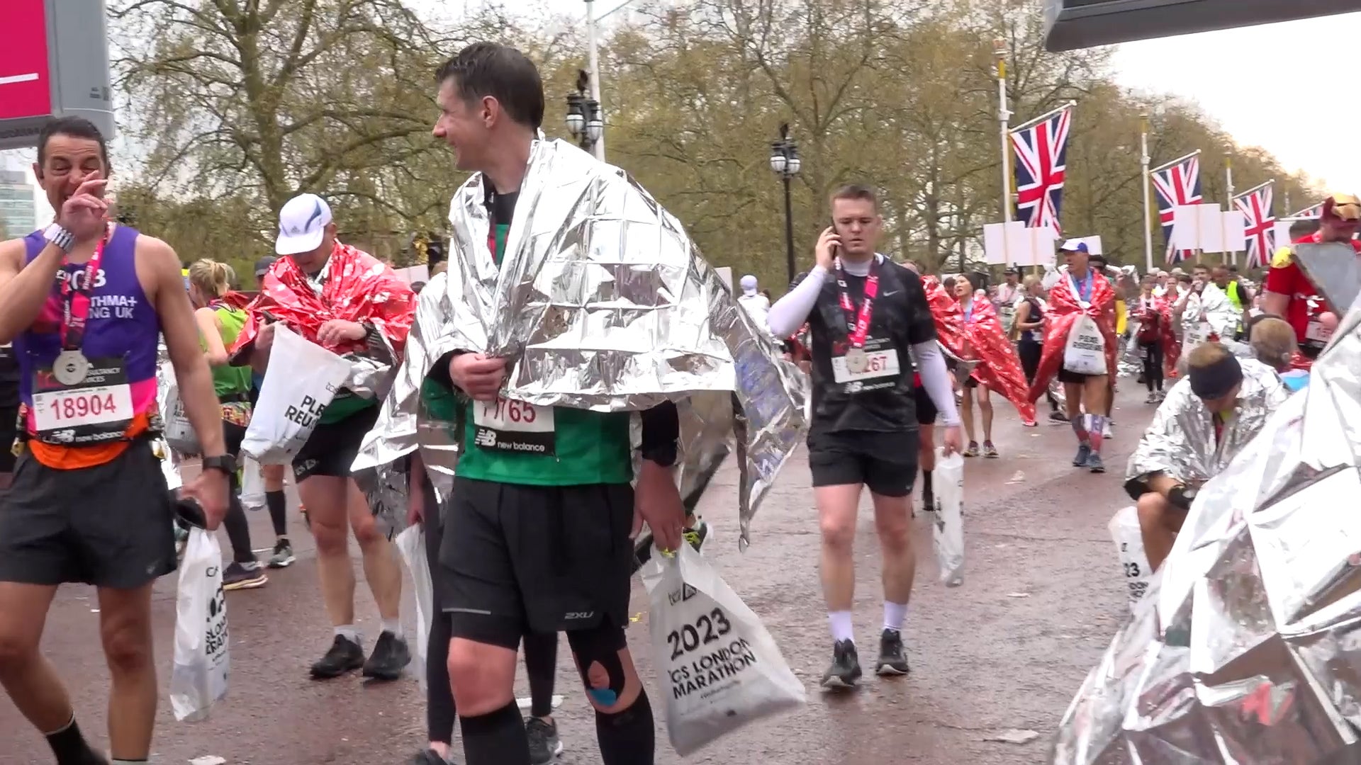 Moment emergency alert test goes off at London Marathon