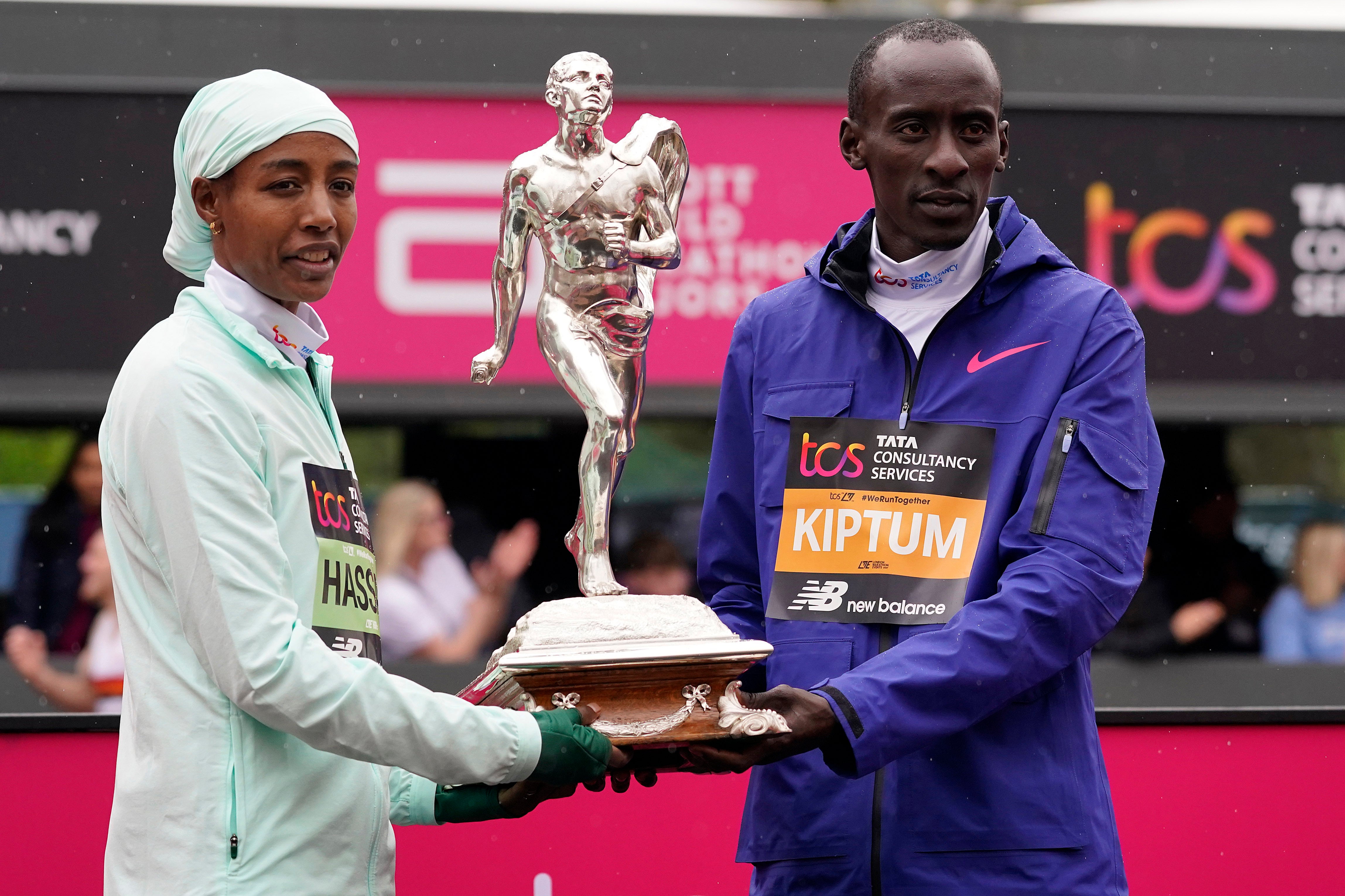 Sifan Hassan and Kelvin Kiptum after winning the women’s and men’s London Marathon in 2023