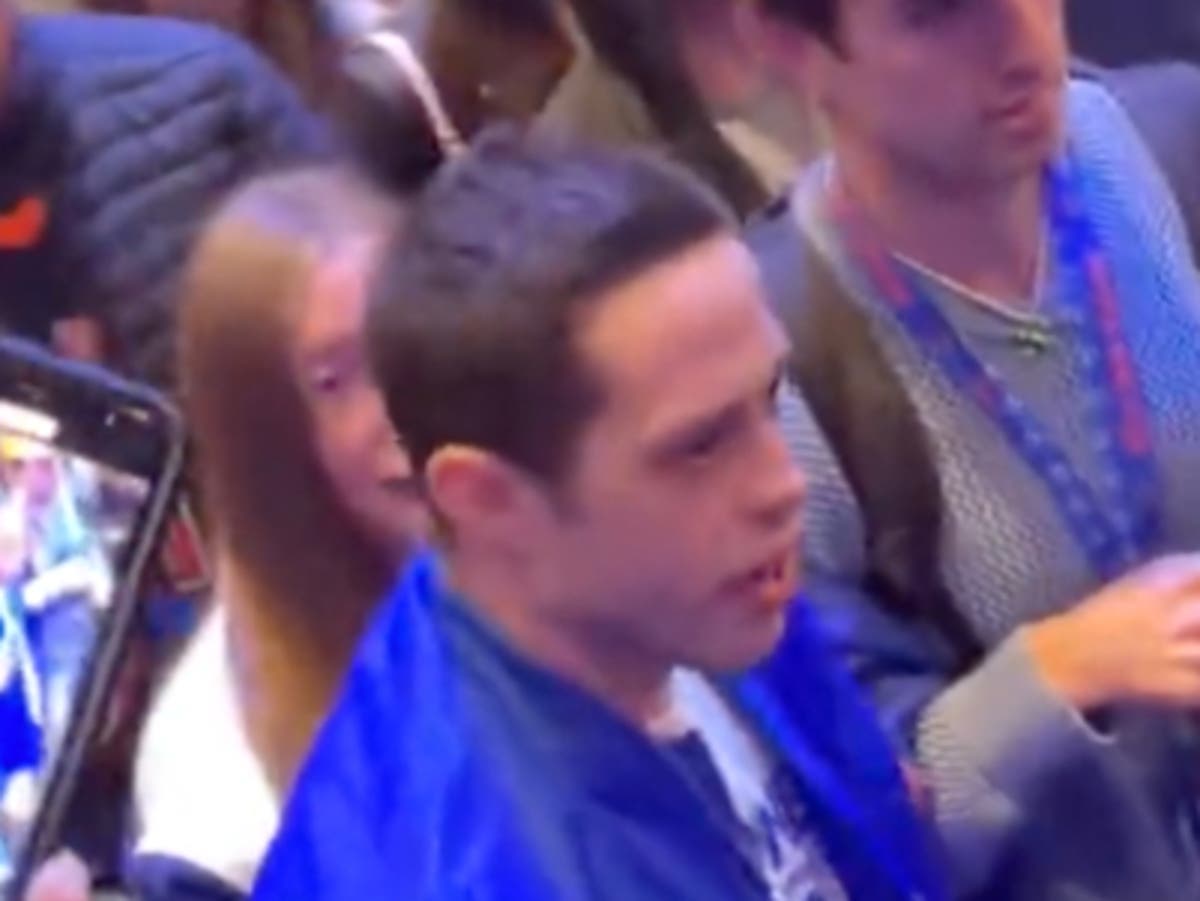 Pete Davidson ze złością popycha podekscytowanego fana, który próbuje go przytulić na meczu Knicks w Nowym Jorku