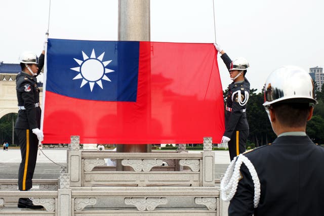 <p>Soldiers hoist the flag of Taiwan in Taipei</p>
