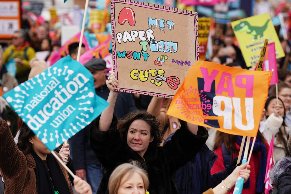 Government must negotiate with unions to resolve strikes, academies leader says