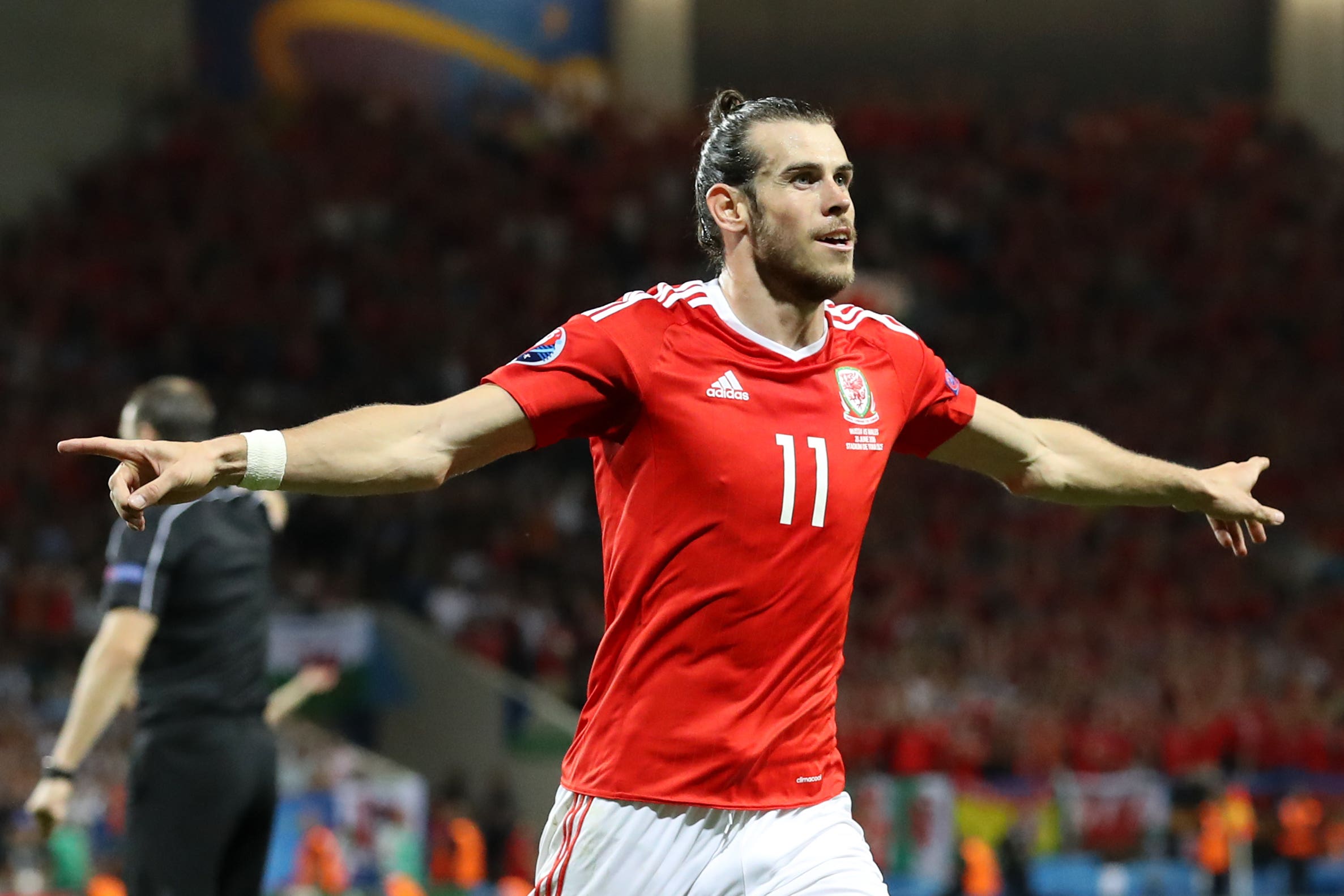 Ryan Reynolds and Rob McElhenney try to convince Gareth Bale to