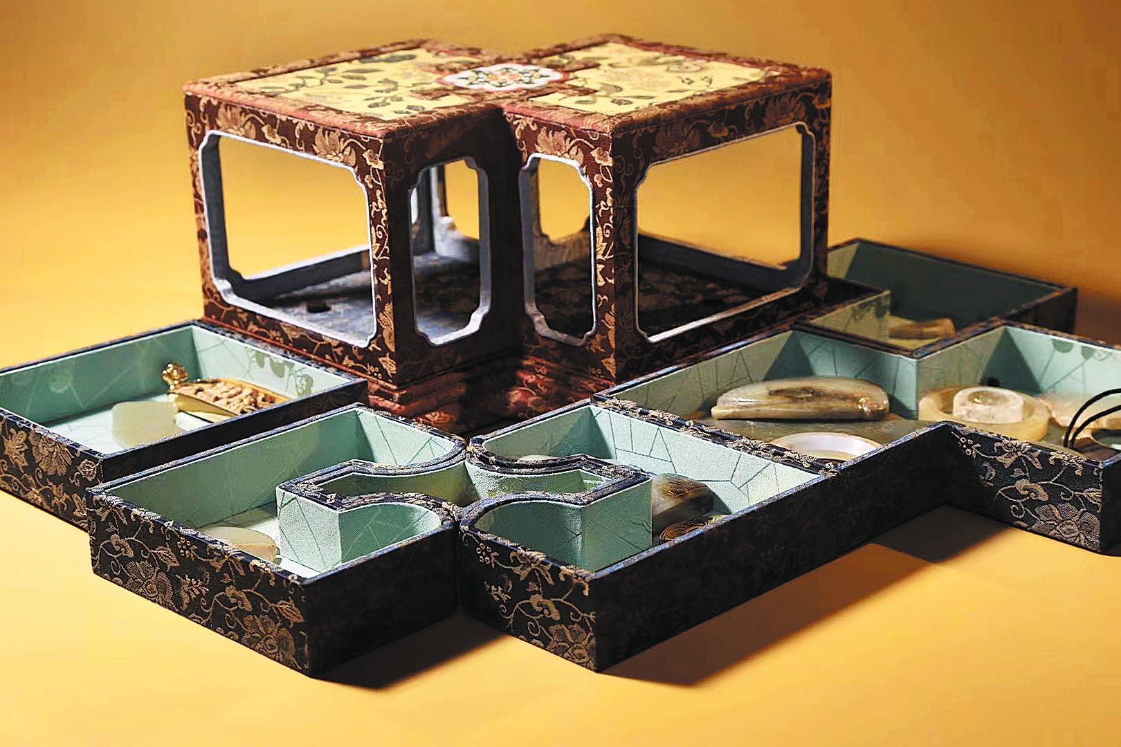 An eight-cabinet foldable brocade box made by Gao Fuhao