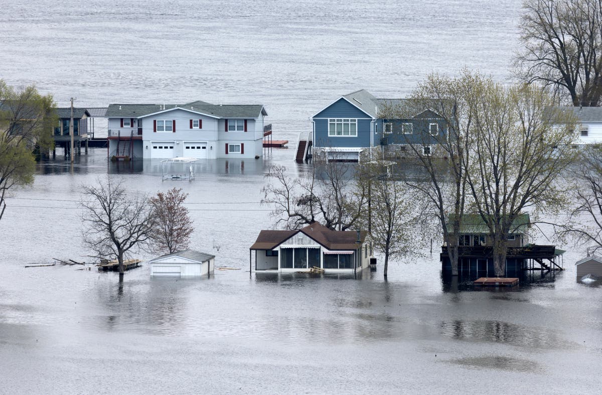 Flooding Mississippi River Prompts Evacuations Sandbagging The Independent 0843