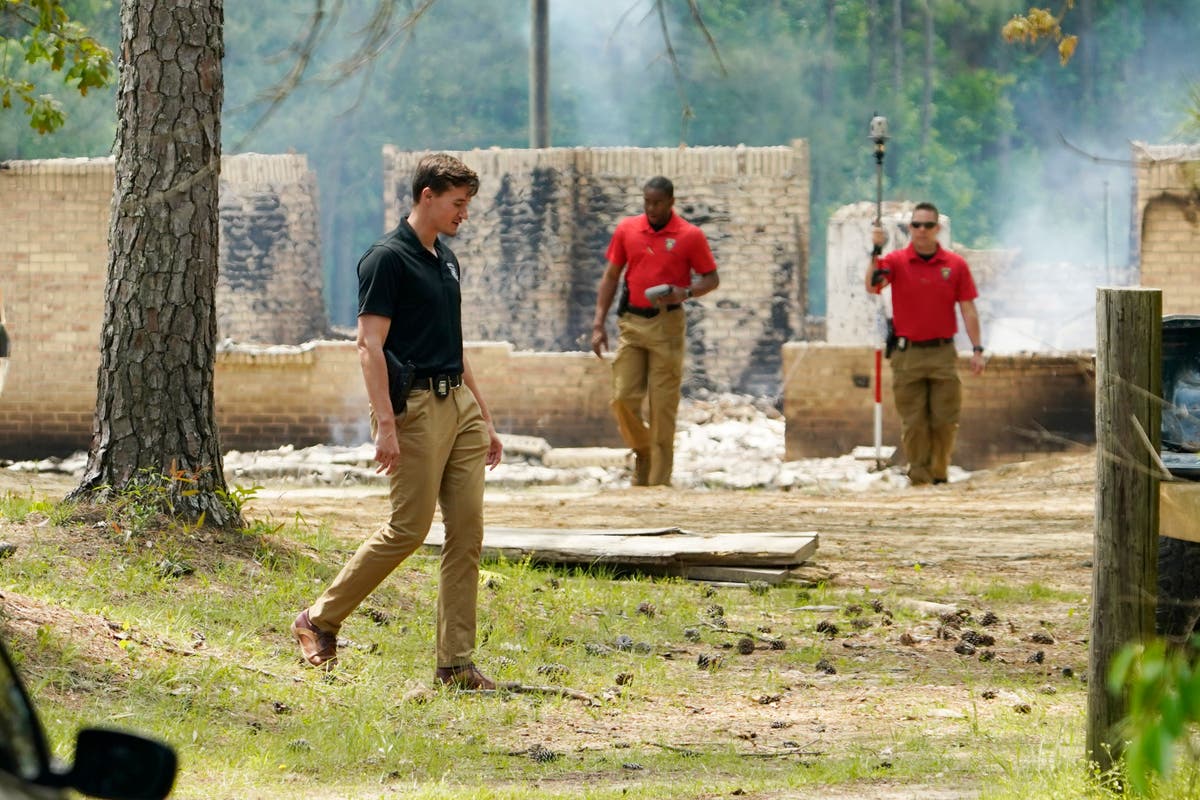 Mississippi jail break – live: Manhunt underway for escaped inmates as one found dead in burning home