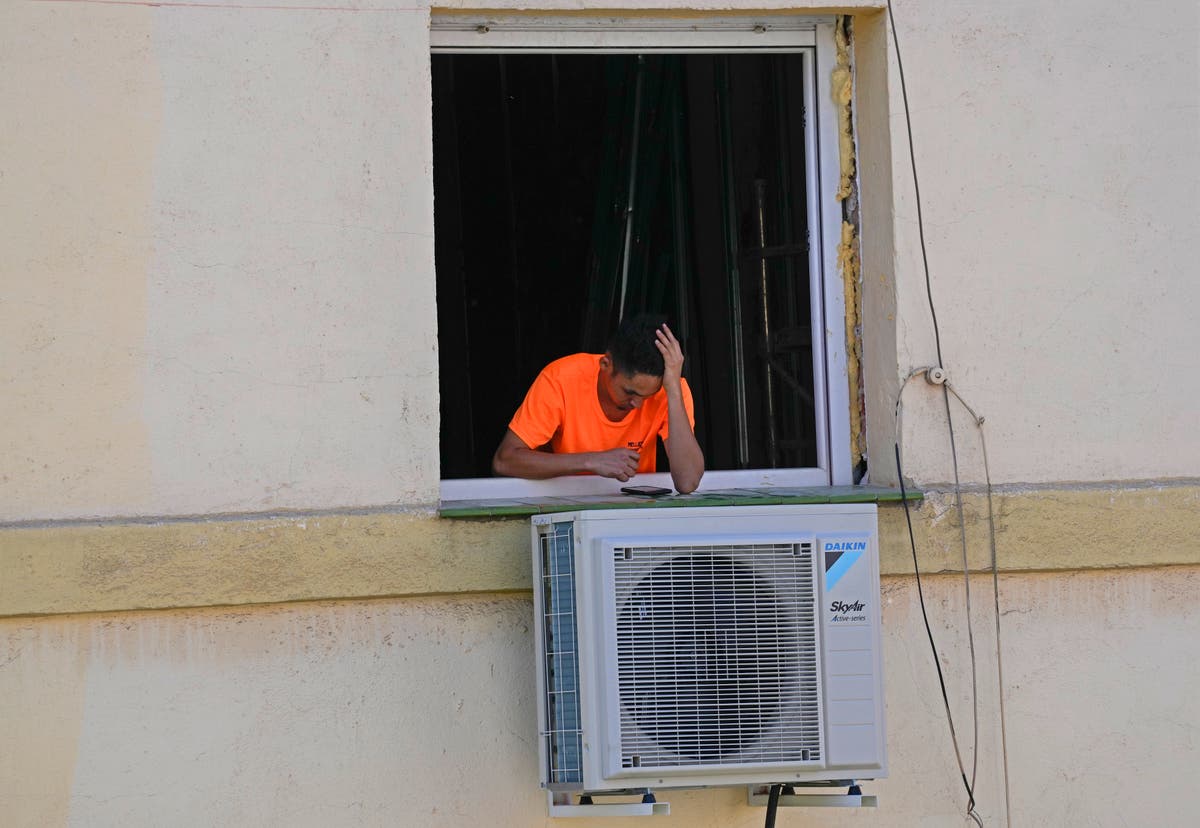 Spain swelters in temperatures more typical of summer