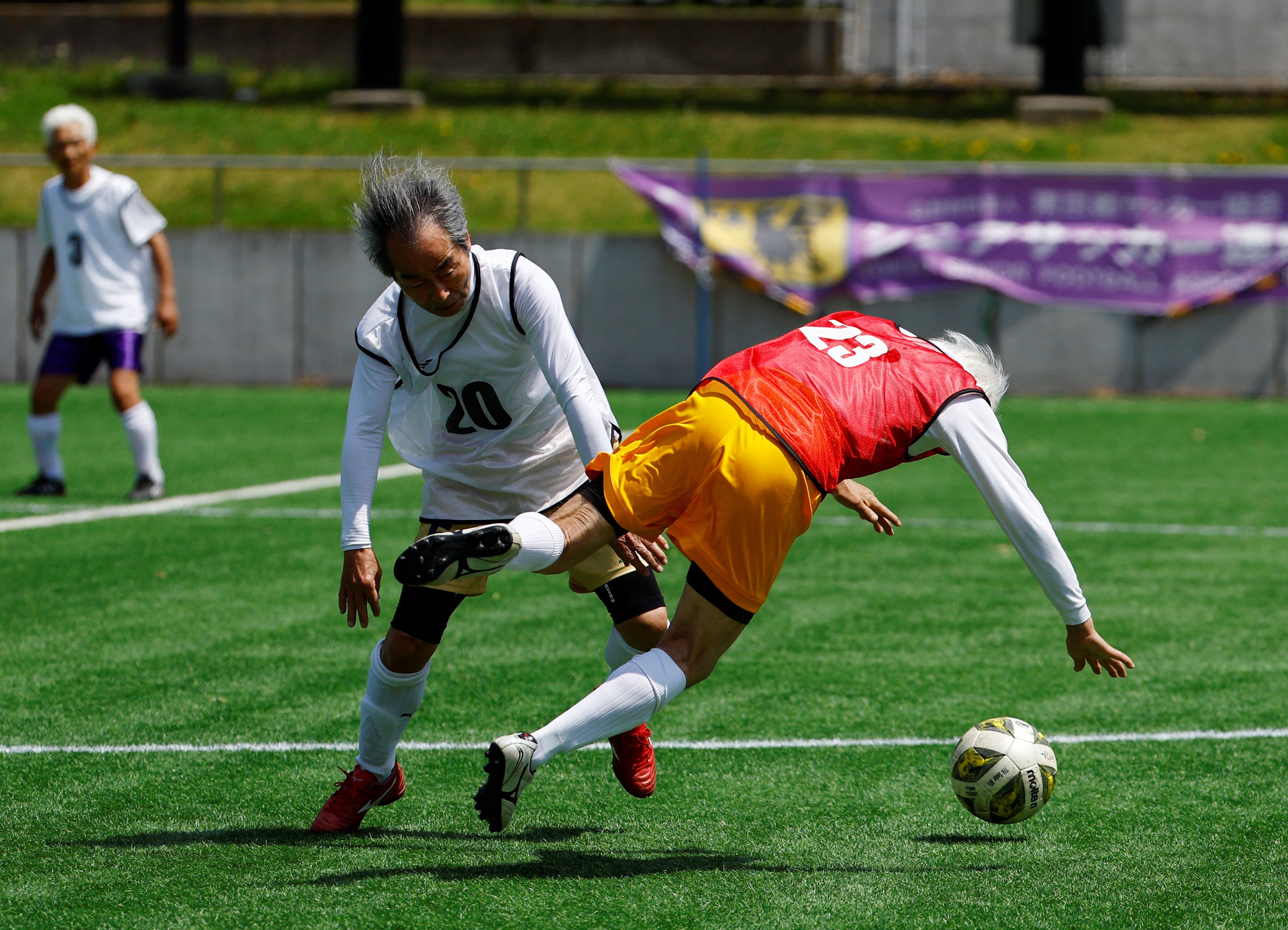 White Bear’s Hideki Makimura, 79, and Red Star’s Kinjiro Ishida, 81, battle for the ball