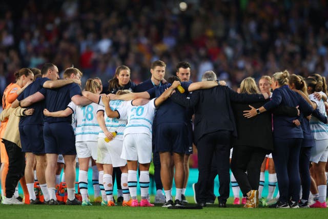 <p>Emma Hayes gathers her players after Chelsea’s defeat to Barcelona  </p>