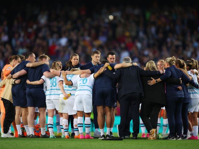 <p>Emma Hayes gathers her players after Chelsea’s defeat to Barcelona  </p>