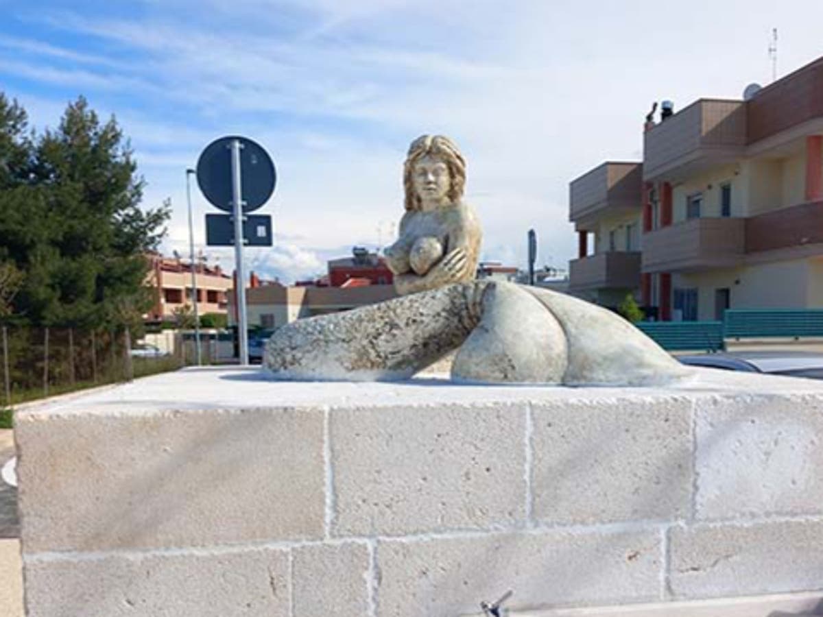 Eine im Zickzack verlaufende Meerjungfrauenstatue durchschneidet das italienische Fischerdorf