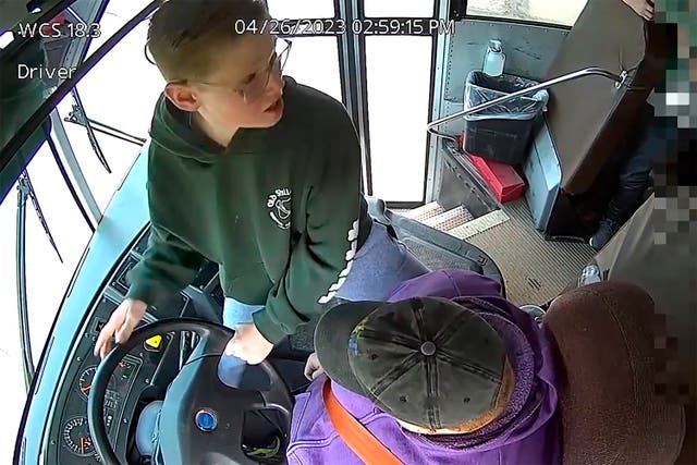 NIÑO DETIENE AUTOBUS