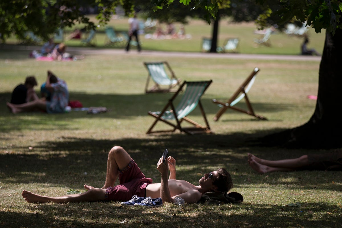 Six simple ways to stay safe outdoors during a heatwave