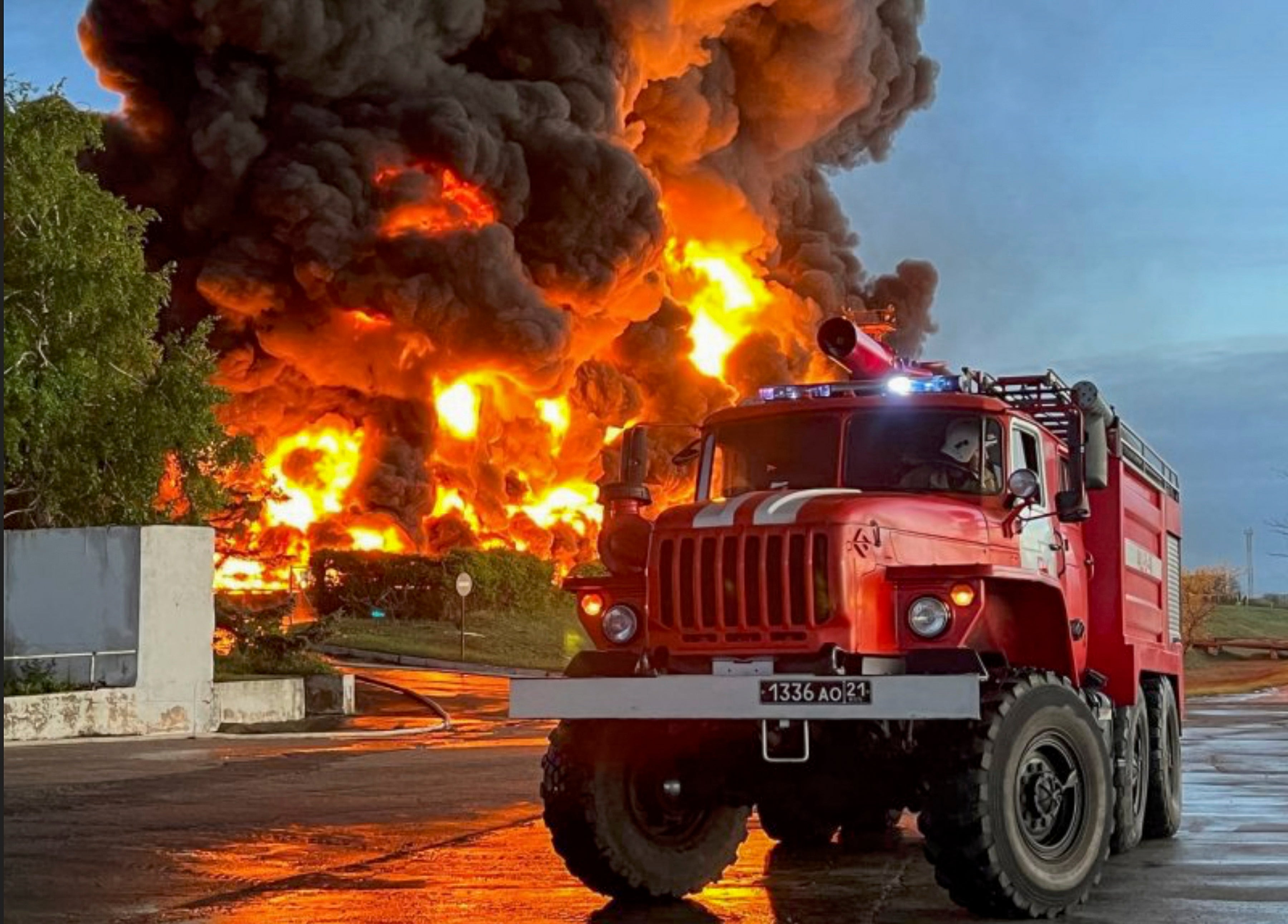 Нападение на нефтебазу. Пожарный. Пожар на нефтебазе. Пожар в Крыму. Пожар в Москве.