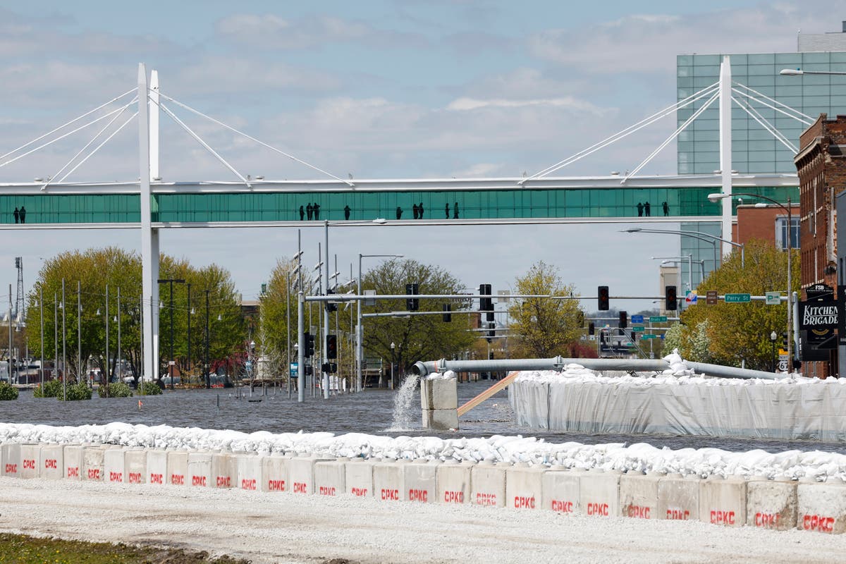 Flood concerns rise as Mississippi River crests in Iowa city