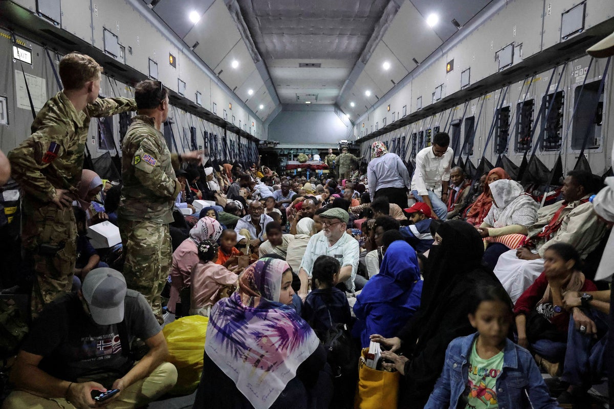 Sudan – live: Evacuation flights for British nationals end despite fears more remain trapped in Khartoum