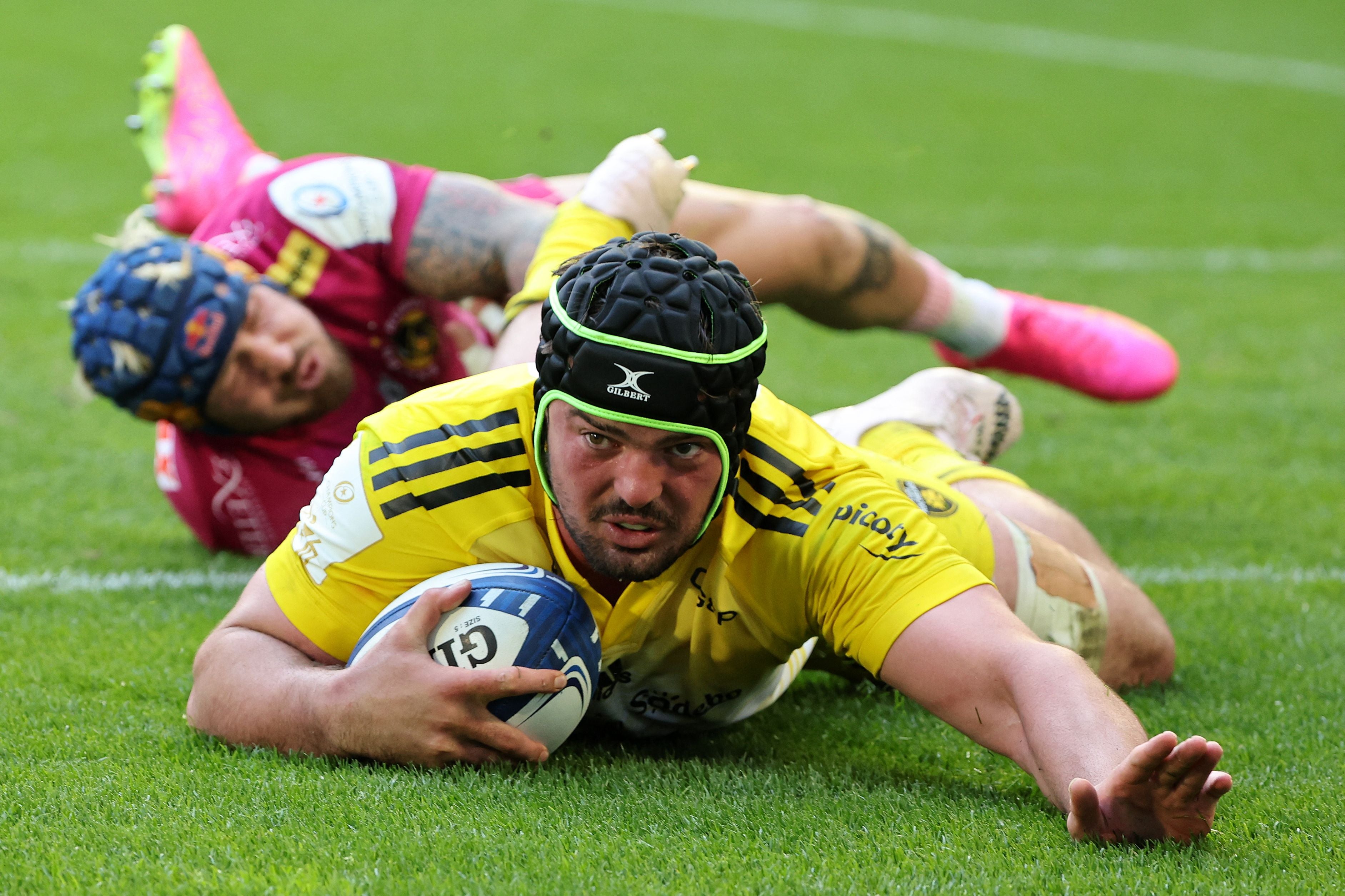 La Rochelle's French number 8 Gregory Alldritt dives across the line to score a try