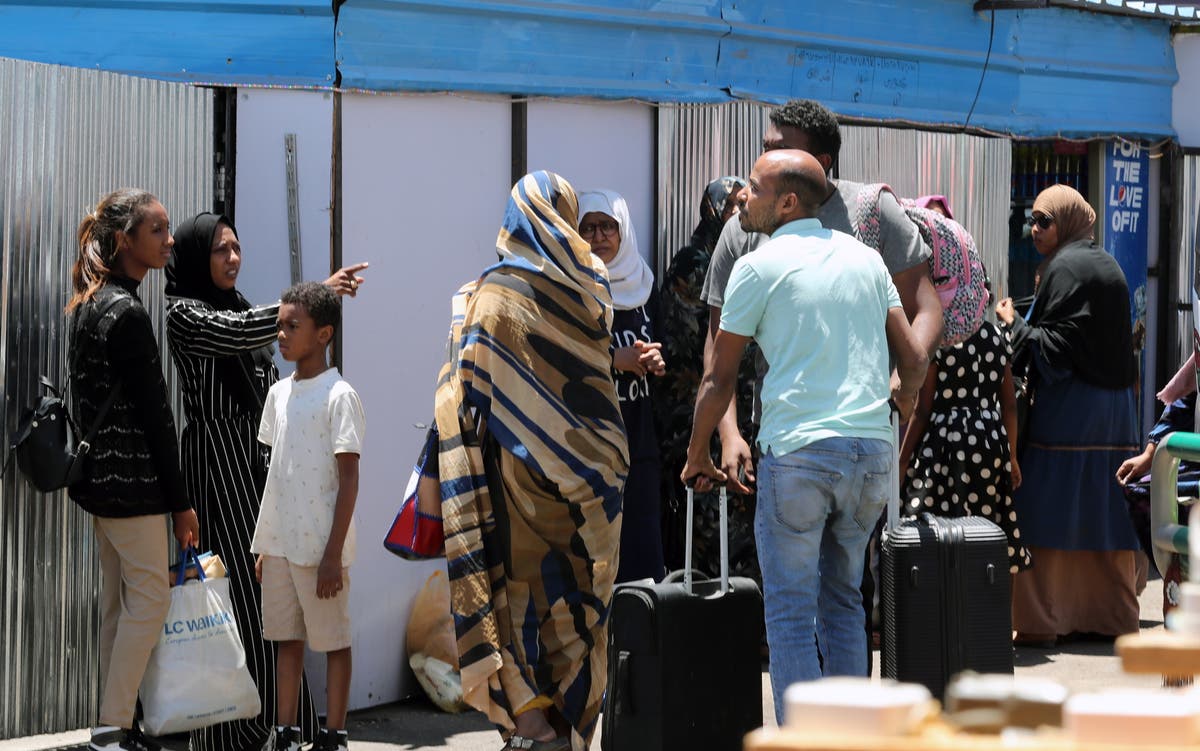 Sudan conflict latest news: Final evacuation flight for fleeing Britons leaves as violence resumes