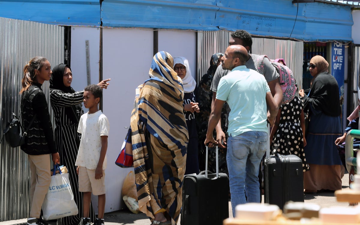Sudan – live: Evacuation deadline for Britons to flee war passes as violence resumes