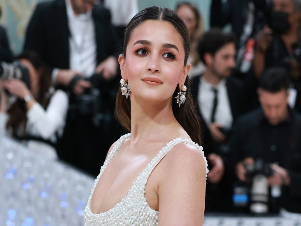 alia bhatt met gala dress designer Alia Bhatt's Sabyasachi Sari Featured a 23-Foot-Long Train and Rare Gems  for the 2024 Met Gala