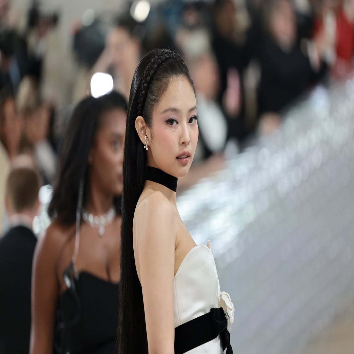 Blackpink's Jennie Blooms in Minidress & Pumps on Met Gala Red Carpet –  Footwear News