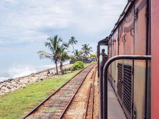 <p>Travel by train: see more of Sri Lanka</p>