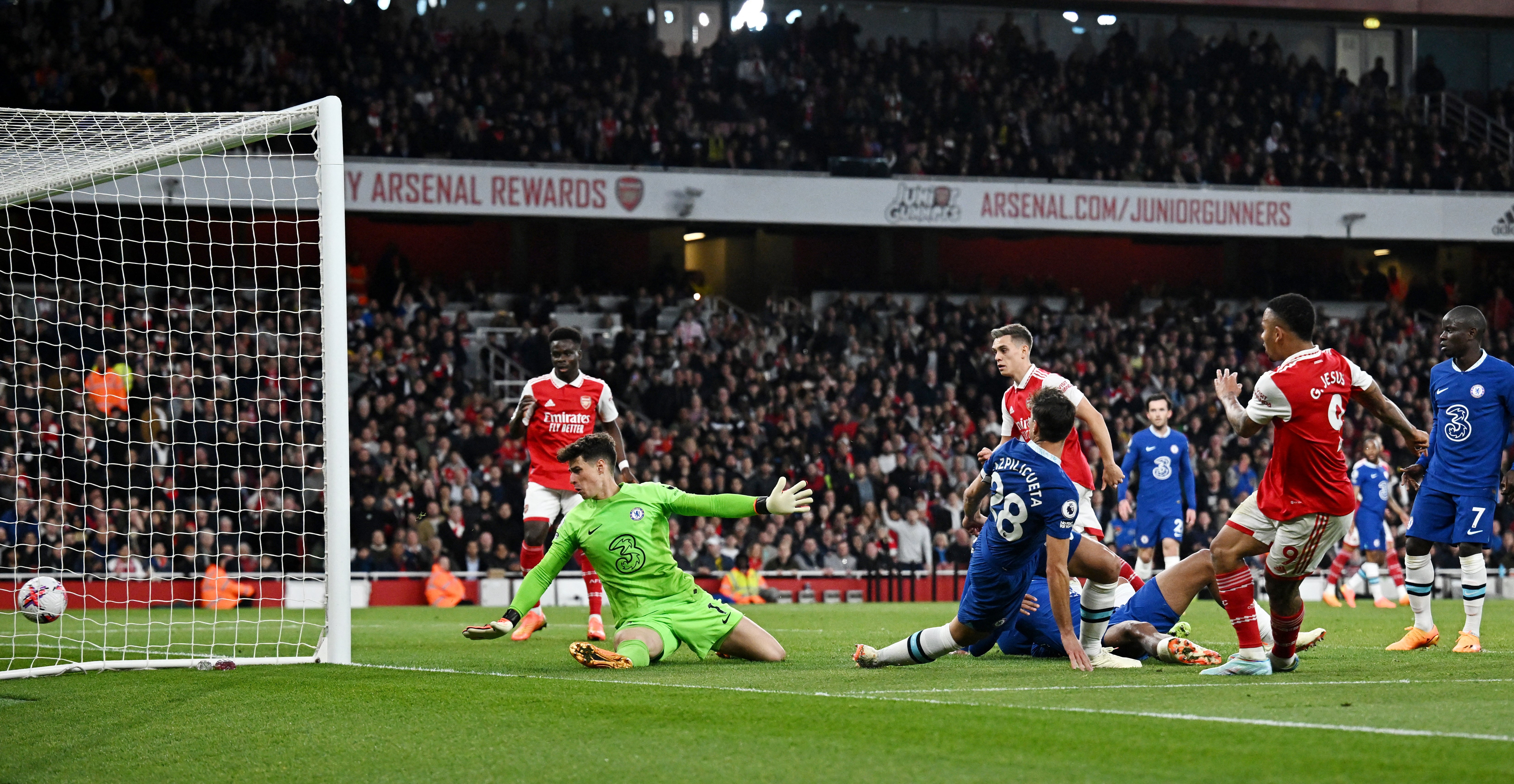 Gabriel Jesus scores Arsenal’s third goal from close range