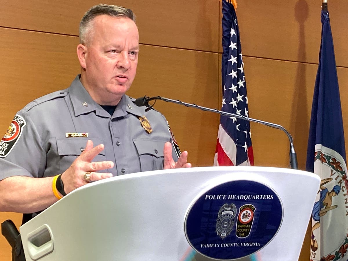 Tutup panggilan dengan kecepatan tinggi: video menunjukkan petugas menghindari kecelakaan