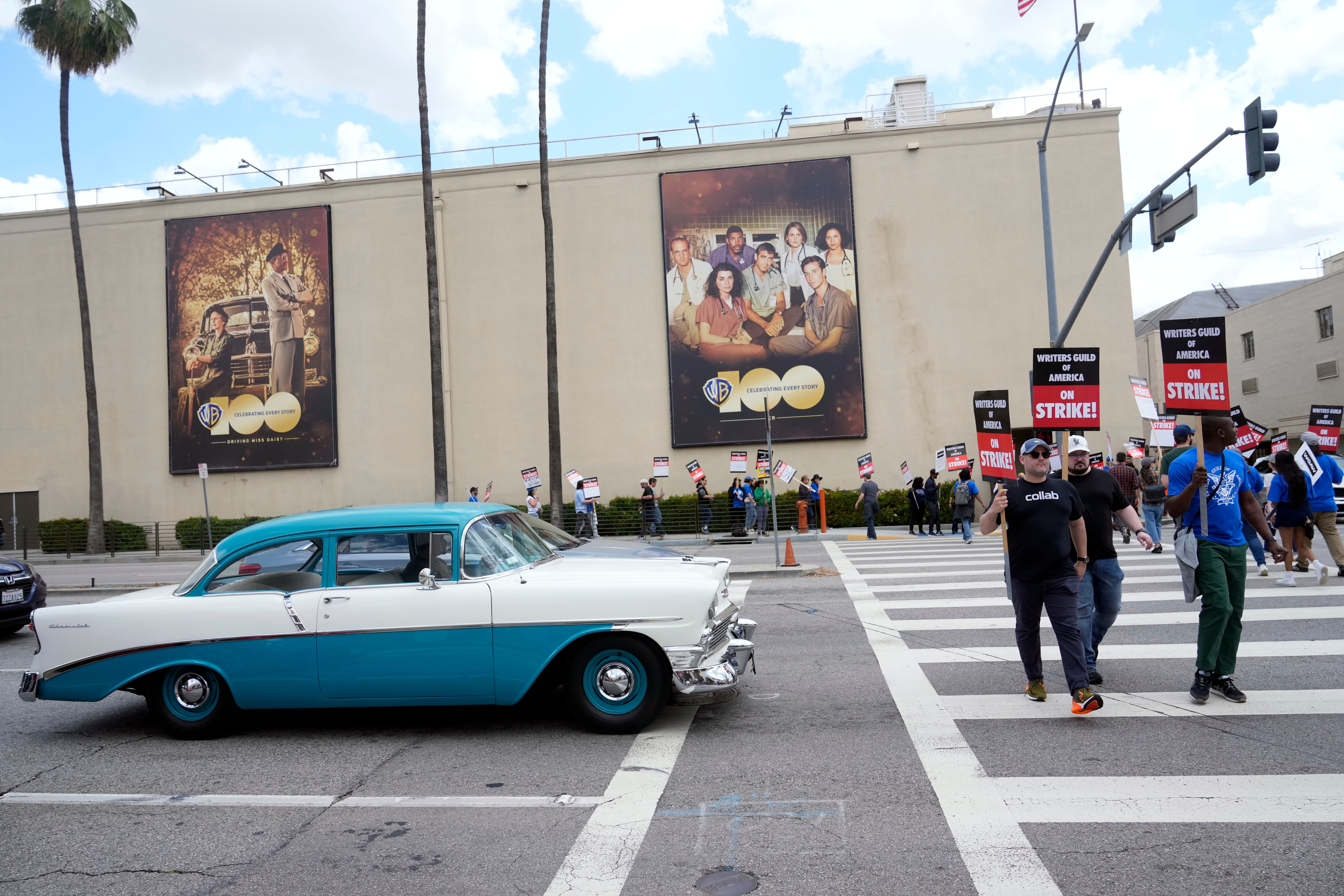 AP EXPLICA-HOLLYWOOD-HUELGA GUIONISTAS