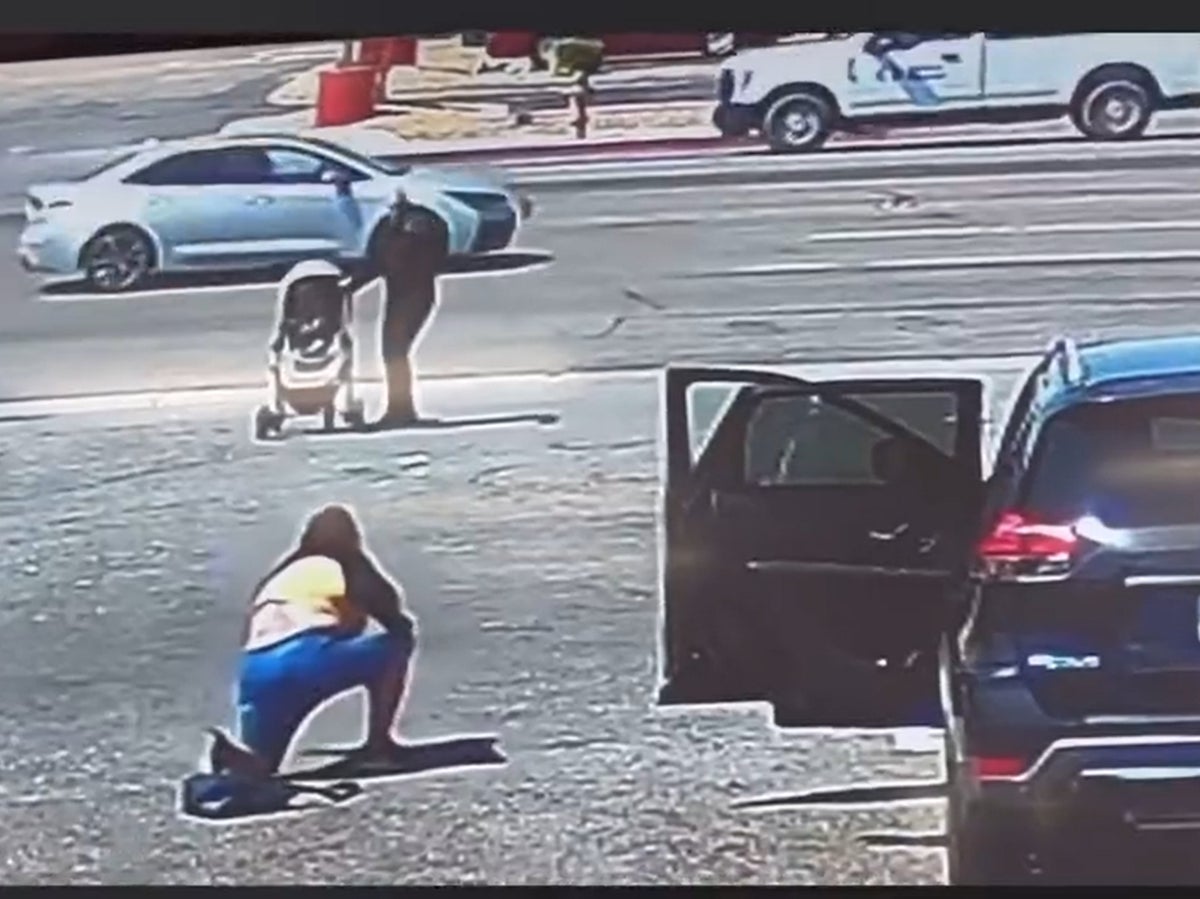 Video, kadının kontrolünü kaybetmesinden sonra adamın çocuk arabasını işlek yola yuvarlanmadan hemen önce yakaladığını gösteriyor