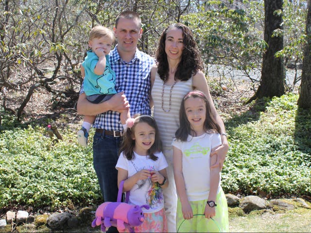 <p>Lindsey Rogers-Seitz y su familia </p>