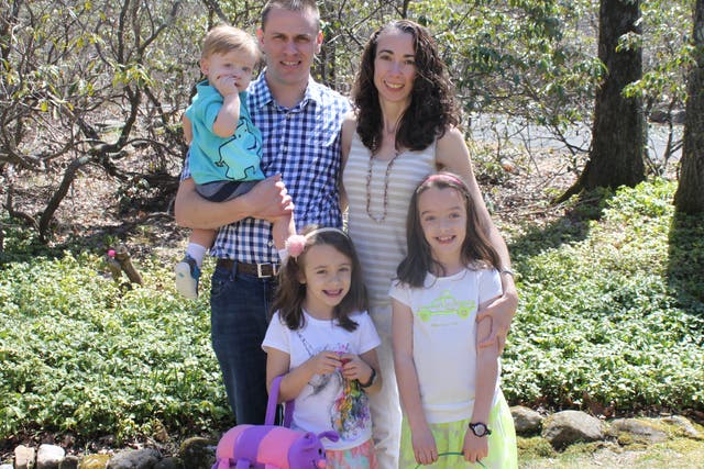 <p>Lindsey Rogers-Seitz y su familia </p>
