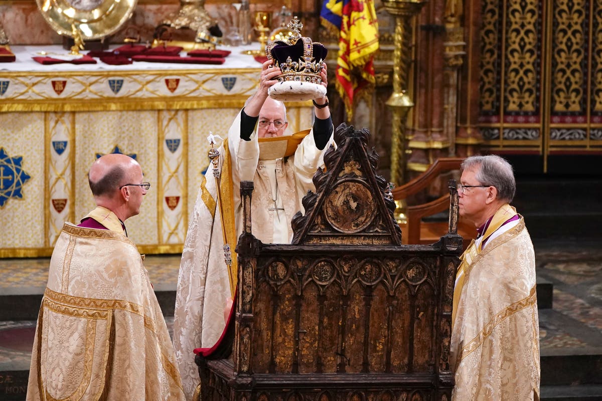 Archbishop spends several seconds adjusting crown for King during ...