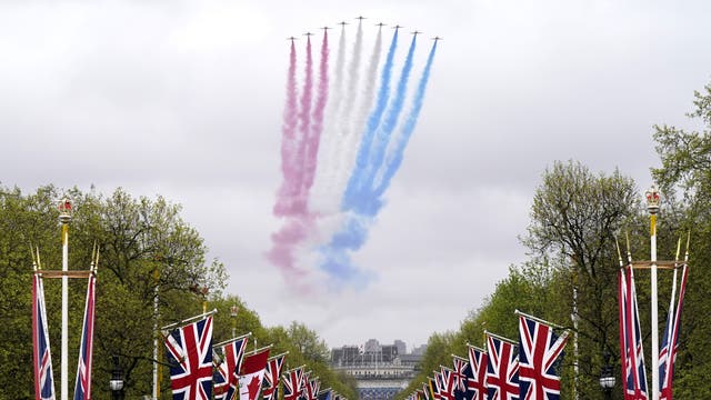 <p>Moment Red Arrows fly past Buckingham Palace in honour of King's coronation</p>