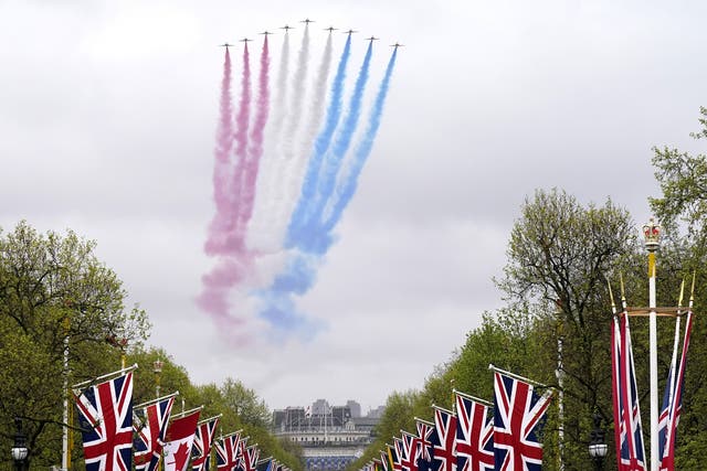 <p>Moment Red Arrows fly past Buckingham Palace in honour of King's coronation</p>