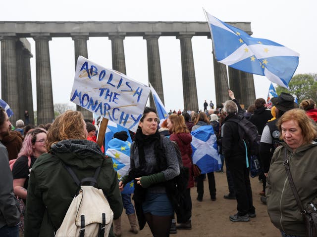 <p>Hundreds attend Edinburgh anti-monarchy protest on day of coronation</p>