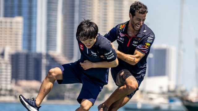 <p>Moment Daniel Ricciardo brutally loses mini boat race to Red Bull junior ahead of Miami Grand Prix</p>