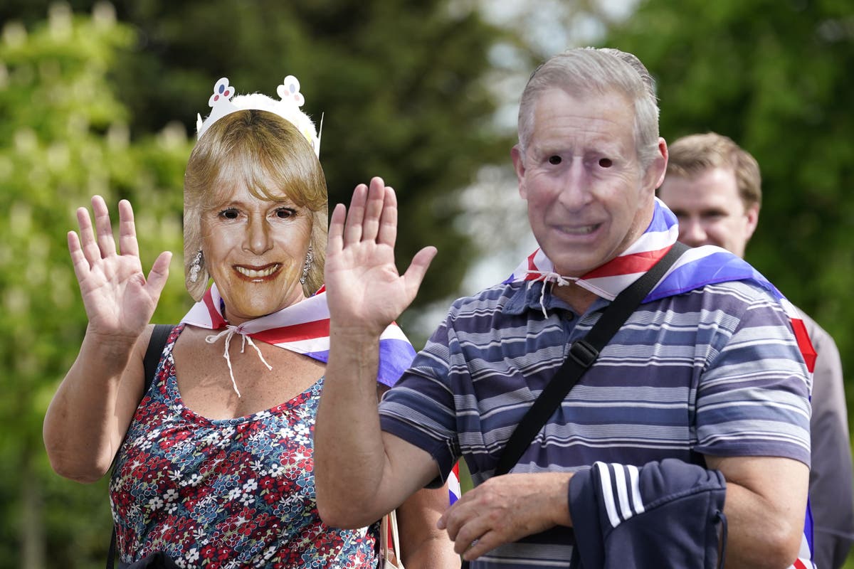 Perayaan penobatan berlanjut dengan Big Help Out dan pesta jalanan EastEnders